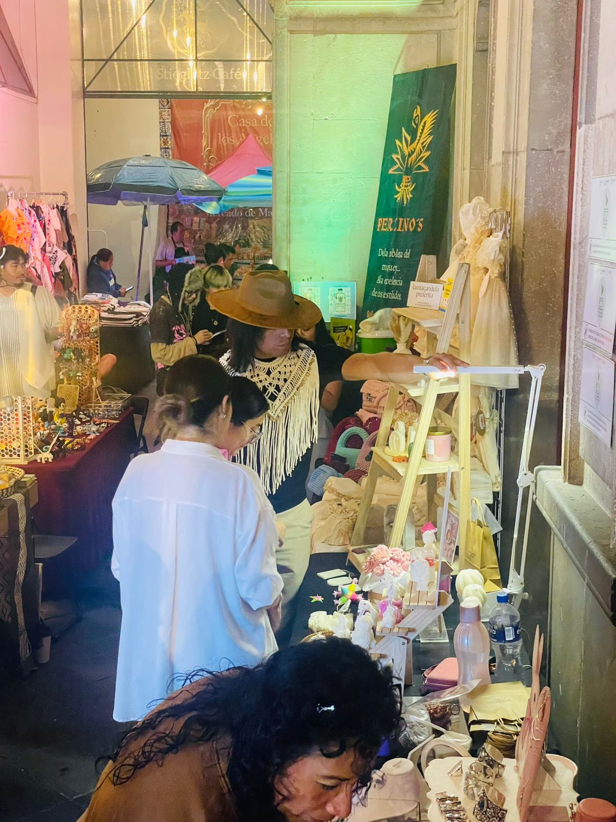 Montaje del mercado en Casa de los Ángeles